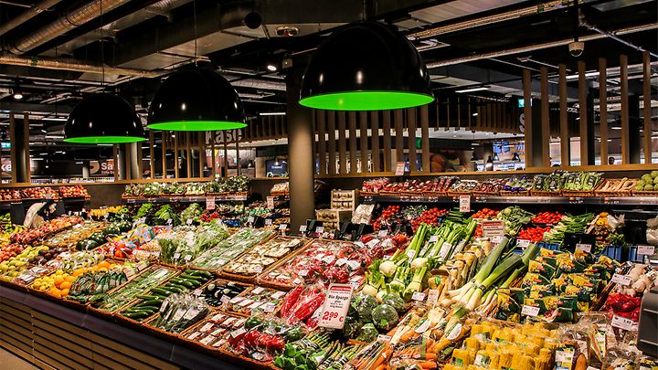 Gemüse- und Obst-Abteilung im Supermarkt
