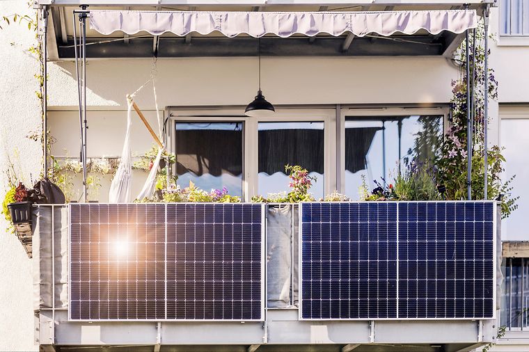 © AdobeStock_Maryana Zwei Solarpanele nebeneinander am Geländer eines Balkons