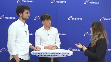 © Mainova AG 2 Männer stehen links von einer Frau und reden mit ihr vor einer Mainova Wand