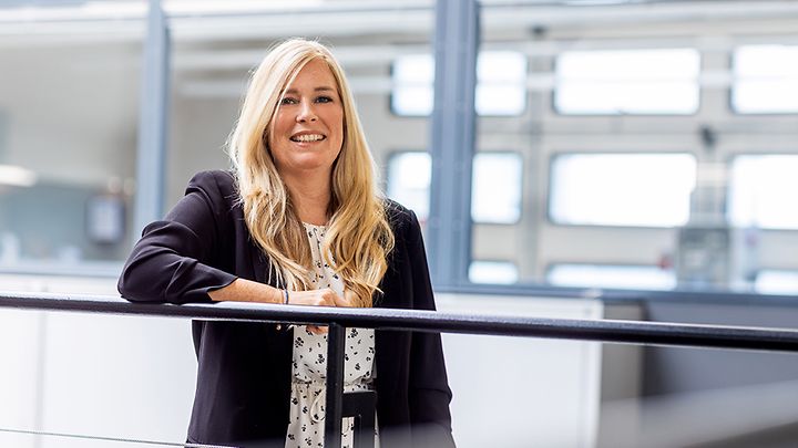 Recruiterin Nadja Becker steht an einem Geländer 