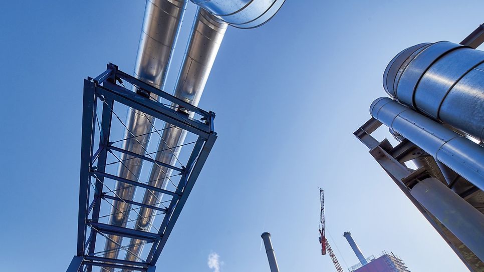 Blick von unten auf zwei Fernwärme-Rohre