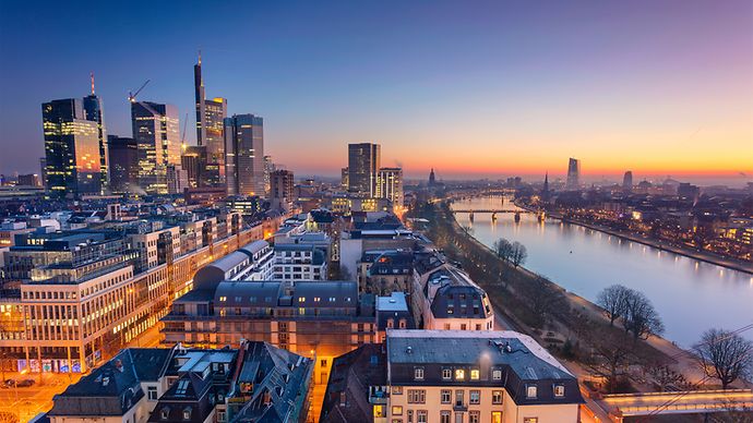 Frankfurt Skyline am Abend mit Lichtern