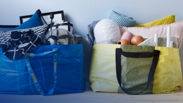 Eine blaue und eine gelbe IKEA-Tasche, gefüllt mit Produkten