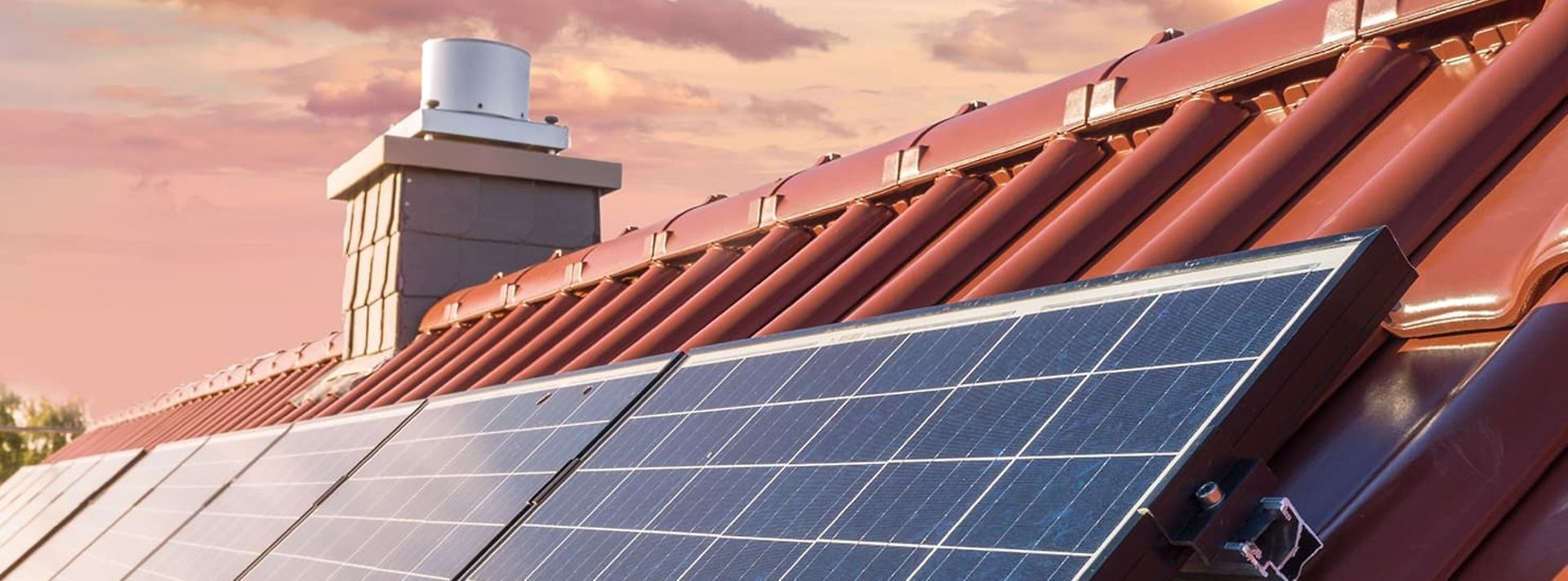© adobe.com/tl6781 Photovoltaikanlage auf einem Dach