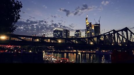 Brücke Eiserner Steg im Dämmerlicht im Hintergrund die Skyline