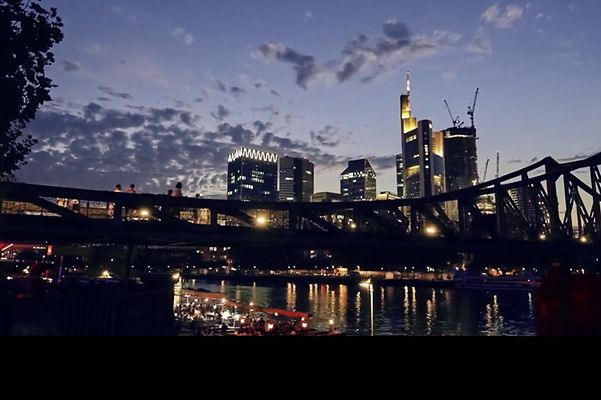Brücke Eiserner Steg im Dämmerlicht im Hintergrund die Skyline
