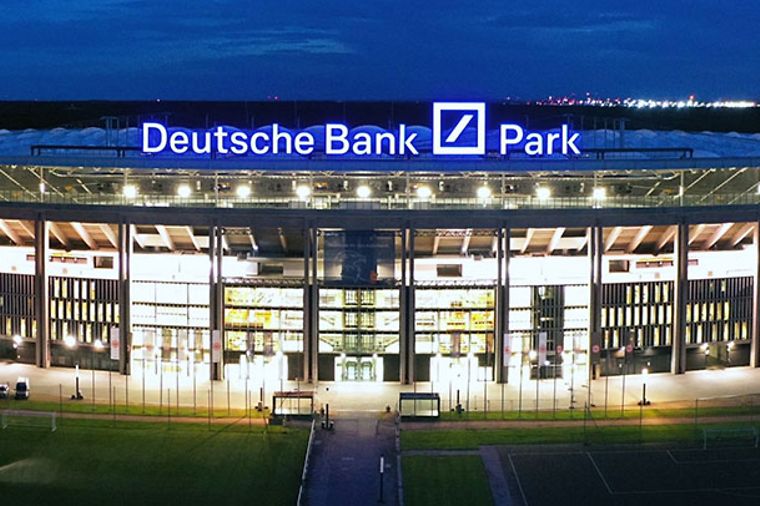 Beleuchtetes Fußballstadion "Deutsche Bank Park" im Dunkeln