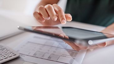 Hand tippt auf einem Tablet-Display