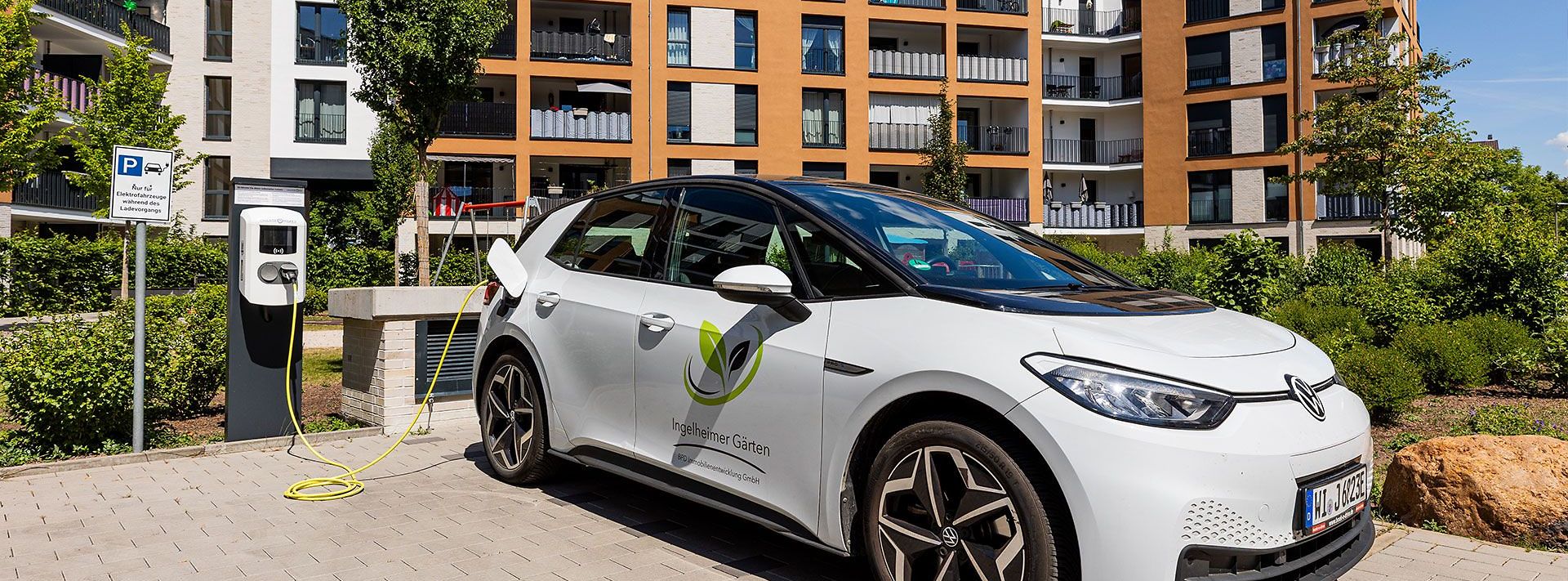 © Dennis Möbus E-Auto an Ladesäule in einer Wohnsiedlung