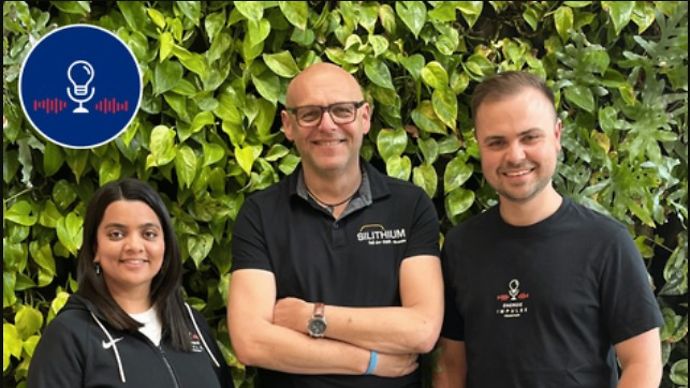 Die Podcastmoderatoren Dunya und Sebastian mit Ralf Moritz Meißner in der Mitte