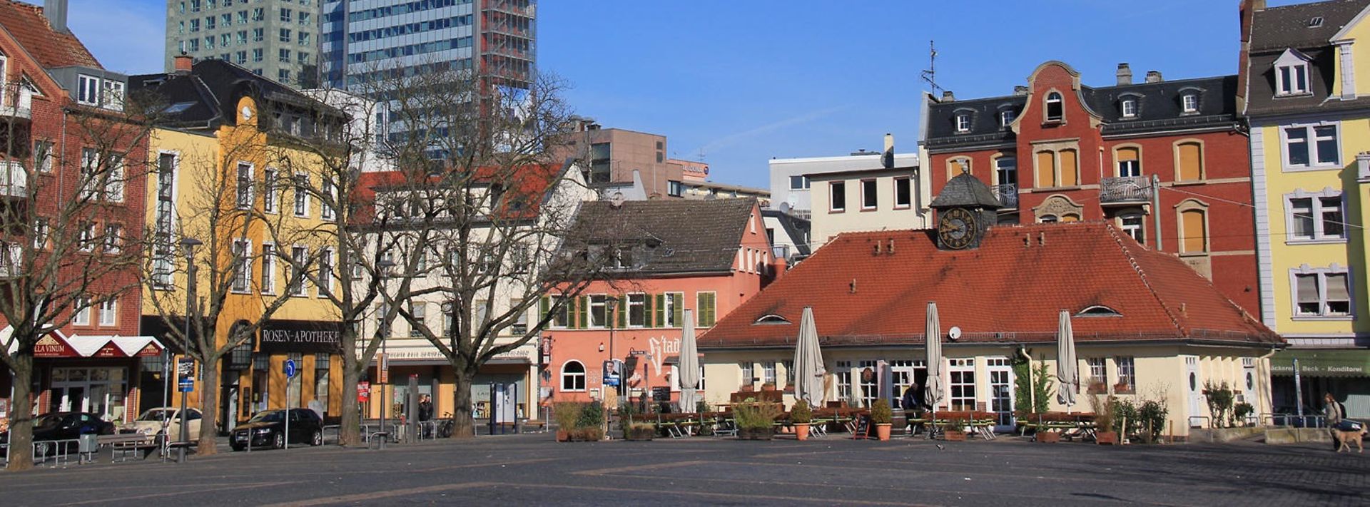 Marktplatz Offenbach umringt von Bürgerhäusern, im Hintergrund Hochhäuser
