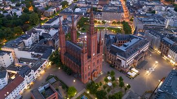 Drohnenaufnahme der Marktkirche in Wiesbaden