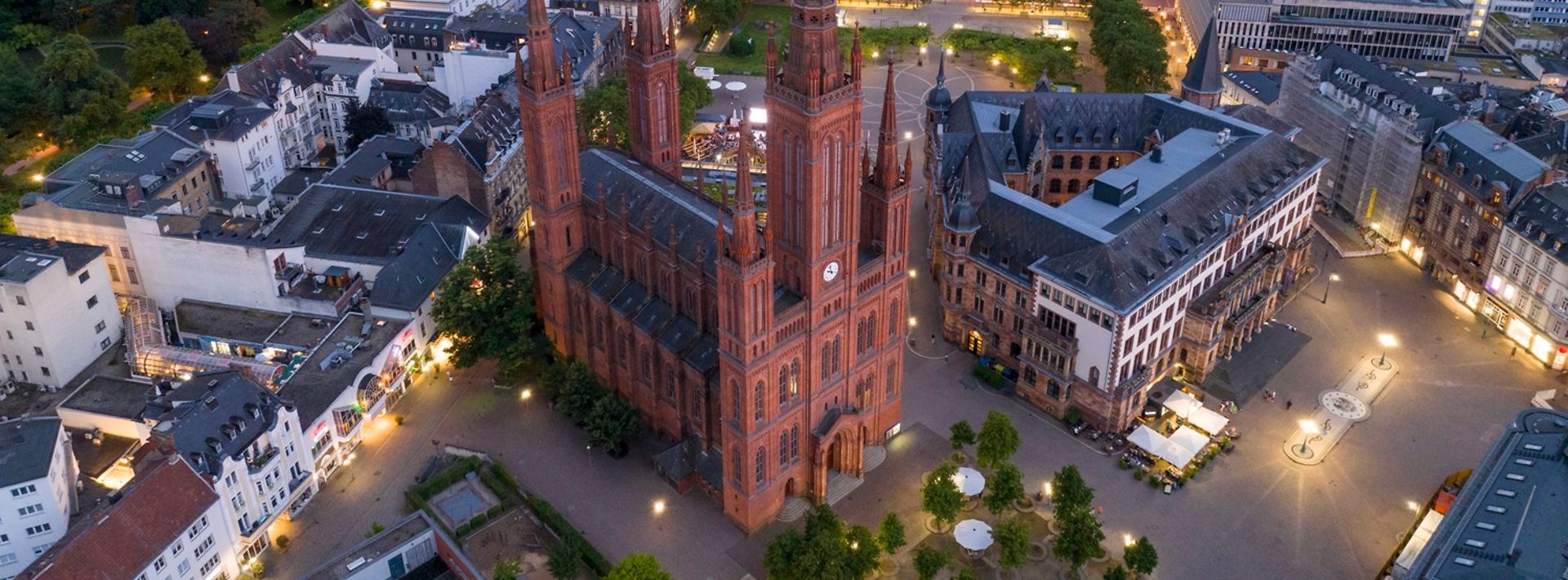 Drohnenaufnahme der Marktkirche in Wiesbaden