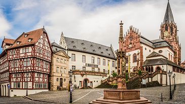 Der Stiftsplatz in Aschaffenburg mit Fachwerkhäusern und Kirche St. Peter und Alexander
