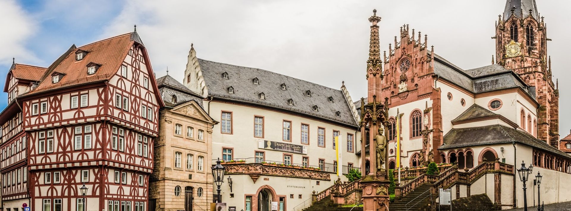 Der Stiftsplatz in Aschaffenburg mit Fachwerkhäusern und Kirche St. Peter und Alexander