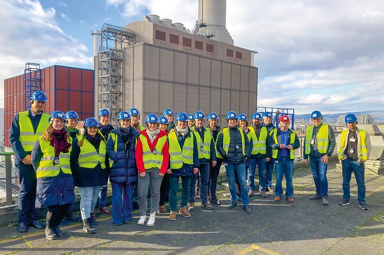 Teilnehmer des Netzwerktreffens vor dem Kraftwerk