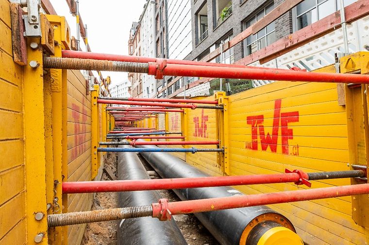 Gelbe und orangene Fernwärmerohre