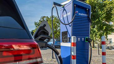 Eine Mainova Ladesäule vor einem Auto.