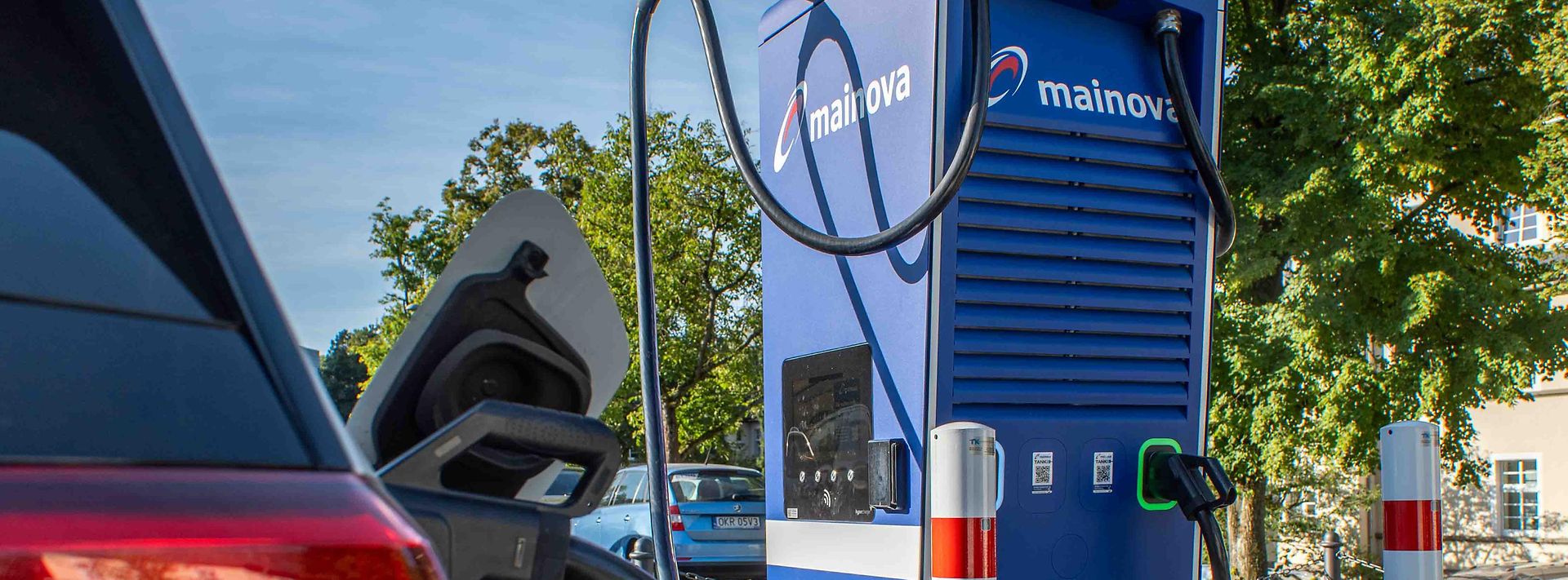 Eine Mainova Ladesäule vor einem Auto.