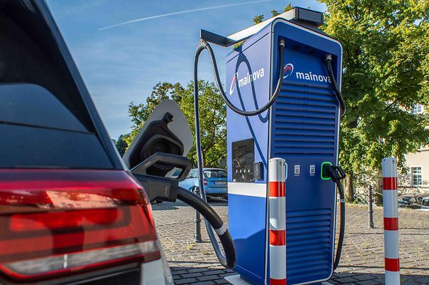 Eine Mainova Ladesäule vor einem Auto.