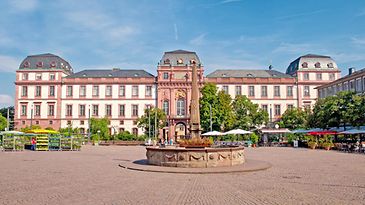 Schloss Darmstadt mit Vorplatz