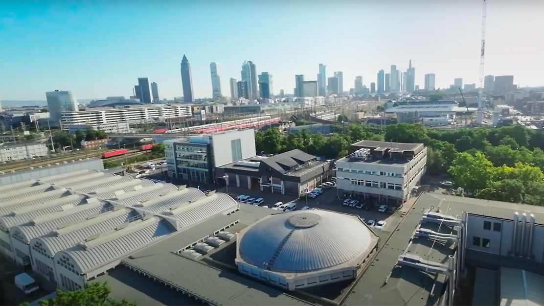 Skyline von Frankfurt am Main im Vordergrund eine Betriebsgelände mit Kuppelbau