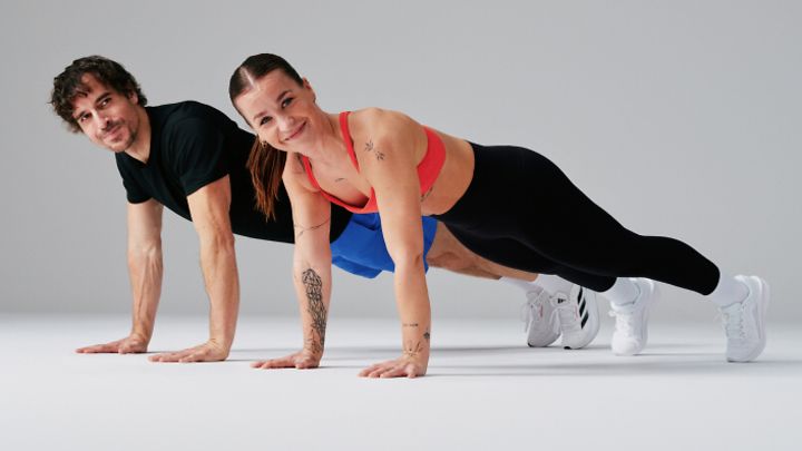 Mann und Frau nebeneinander in Liegestützposition