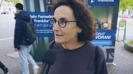 Eine Frau spricht ins Mikrofon