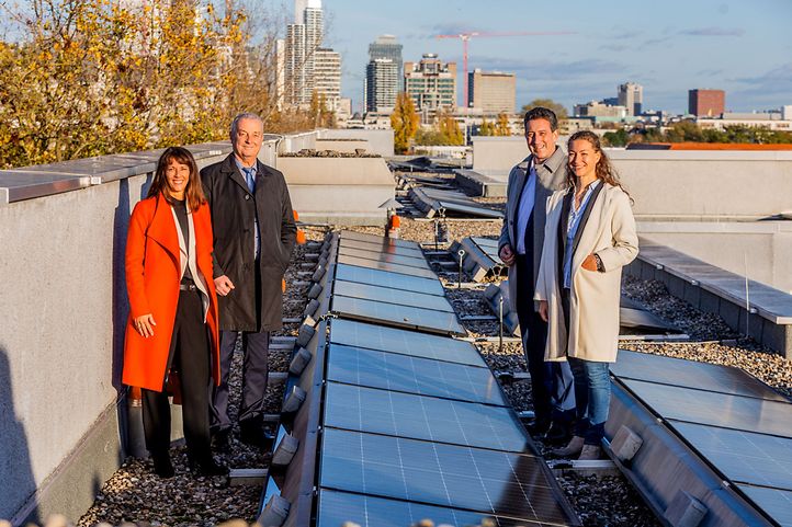 Vorstände der Mainova , ABG Geschäftsführer und Umweltdezernentin auf einem Dach mit Solarpanelen