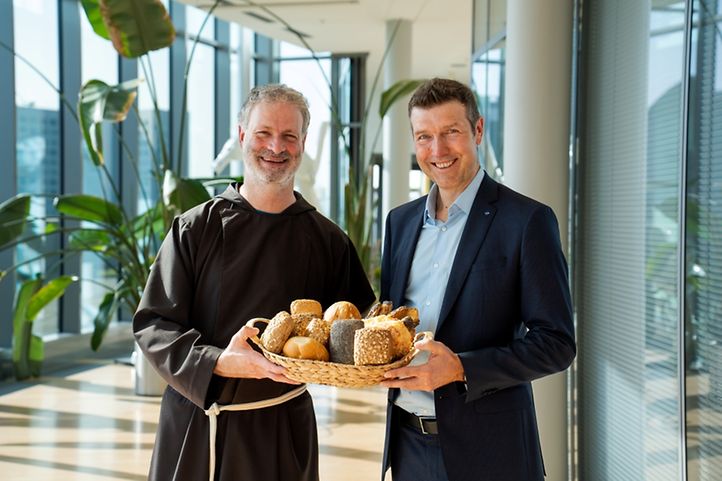 Symbolische Spendenübergabe an Franziskustreff