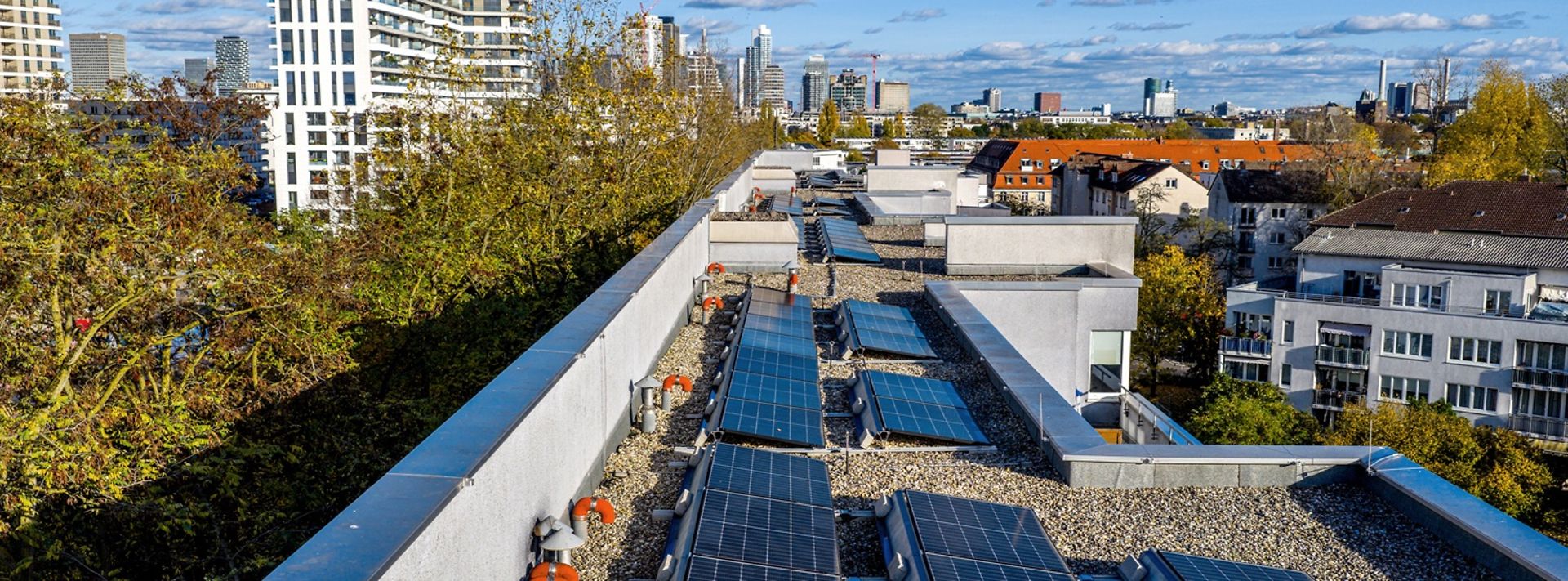 Dach eines Mietshauses mit PV-Modulen