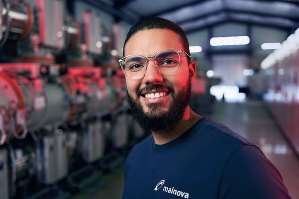 Technischer Mainova Mitarbeiter lächelt mit Brille in die Kamera