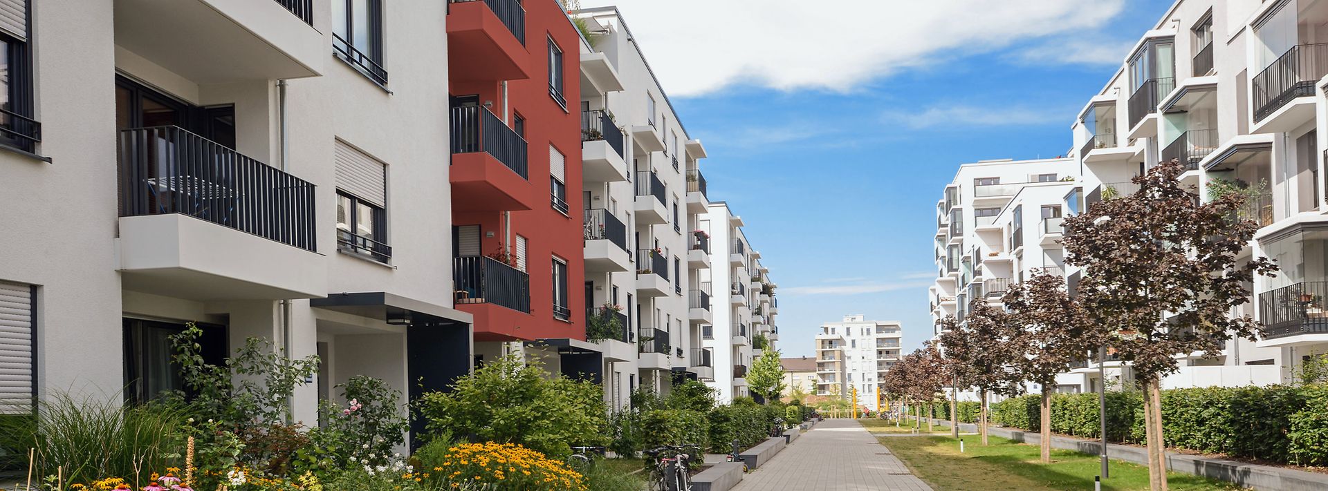 Moderne Wohnsiedlung mit Grünflächen und gepflastertem Weg