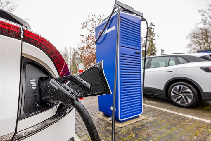 Auto wird an Ladesäule von Mainova aufgeladen