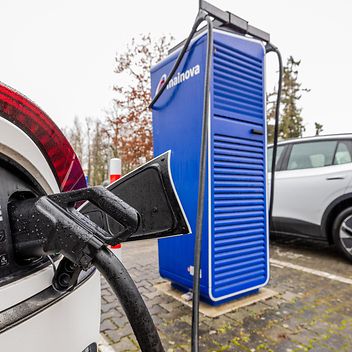 Auto wird an Ladesäule von Mainova aufgeladen