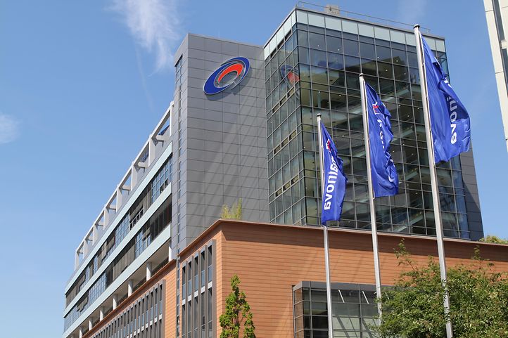 Gebäude mit Mainova-Flagge