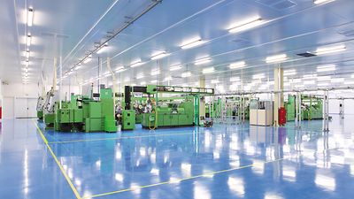 Ausgeleuchtete Industriehalle