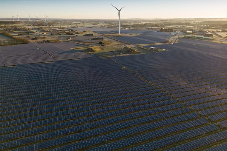 Großer Solarpark auf einem Feld