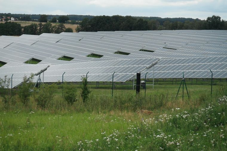 Solarpark auf einer Wiese
