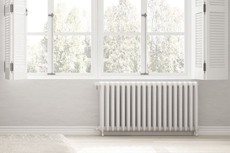 Raum mit großen Fenstern und Heizkörper an der Wand