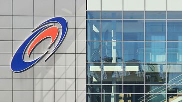 Außenansicht des Mainova Gebäudes mit Logo und Glasfront