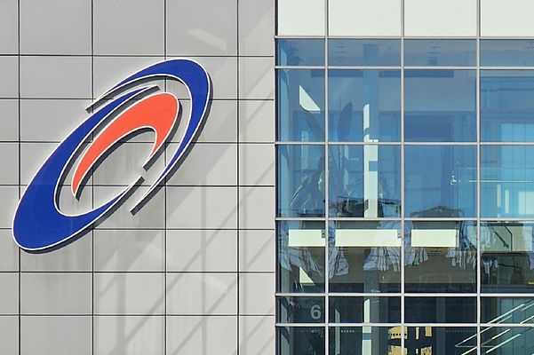 Außenansicht des Mainova Gebäudes mit Logo und Glasfront