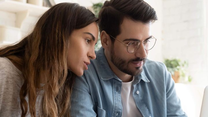 Frau und Kind vor Rechenschieber