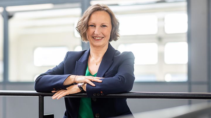 Recruiterin Sabine Briegel steht an einem Geländer 