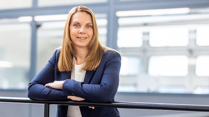 Recruiterin Janine Schulz steht an einem Geländer