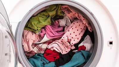 Blick in eine voll beladene Waschmaschine