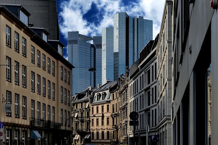 Frankfurter Altbau mit Hochäusern im Hintergrund