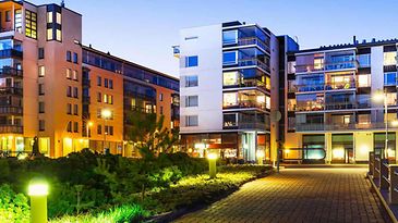 Beleuchtete Wohnanlage in der Dämmerung