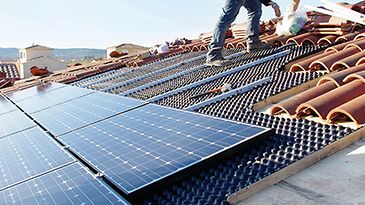 Solarmodule werden von Arbeiter installiert