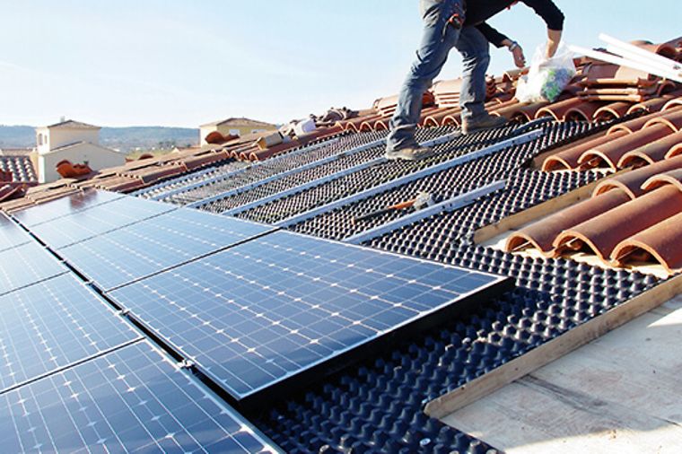 Solarmodule werden von Arbeiter installiert